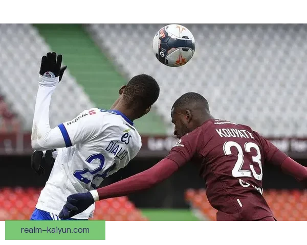 里昂在攻防两端展现完美平衡,球队表现值得关注 里昂在攻防两端展现完美平衡,球队表现值得关注