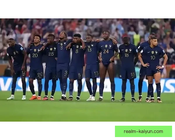 德尚的战术调整助力法国队晋级，展现领导才能和团队凝聚力，表现亮眼。